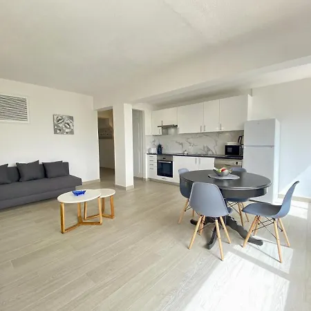 6 By Homing Apartment