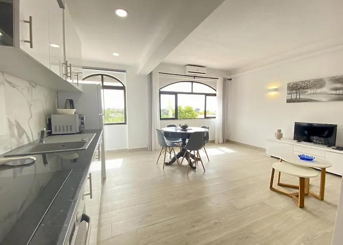 6 By Homing Apartment